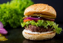 VIDEO: Burger iz jagnjetine in grška sladica