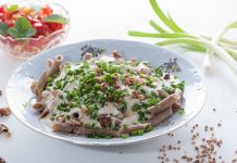 RECEPT: Ajdove testenine z rikotino omako in orehi