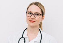 Kolumna: Zakaj ne zaupamo zdravnikom?