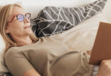 6 razlogov, zakaj je dobro iti v posteljo s knjigo Branje v postelji